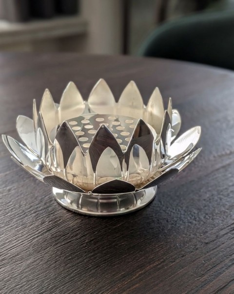 Verzilverde vintage lotusbloem